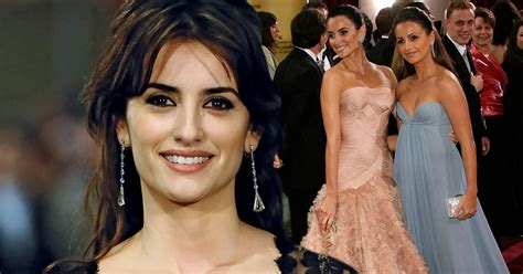 penelope cruz lesbian|Cruz kisses sister in music video